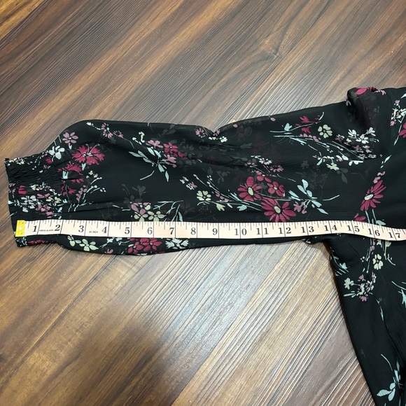 Abercrombie & Fitch Women’s Medium Black Floral Blouse V-neck Top - Picture 6 of 6